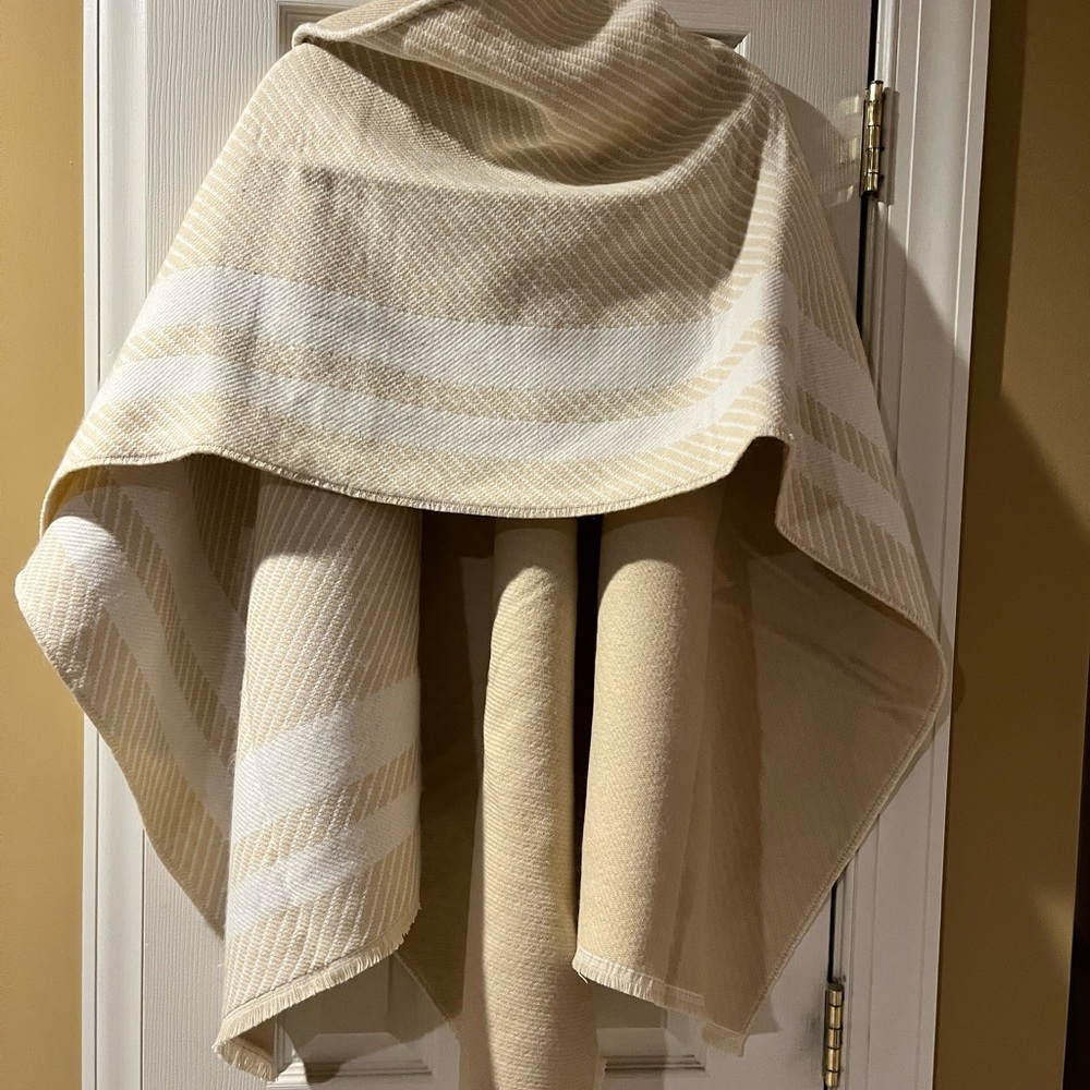 Ralph Lauren poncho - Picture 5 of 7